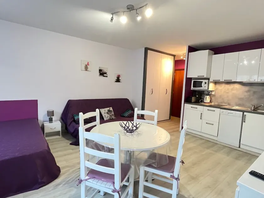 Spacious studio with balcony, ideal for 2 people - Image 1
