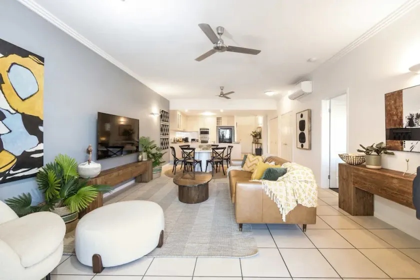 Luxury City Escape – Stylish 3-Bedroom Apartment with Balcony & Rooftop Pool! - Image 1