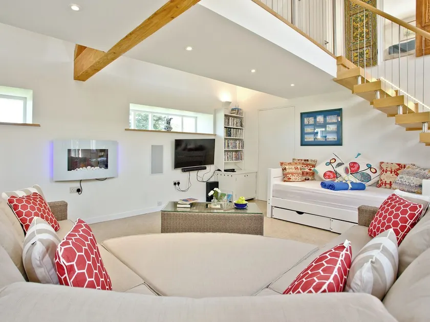 2 bedroom accommodation in Sturminster Newton - Image 1