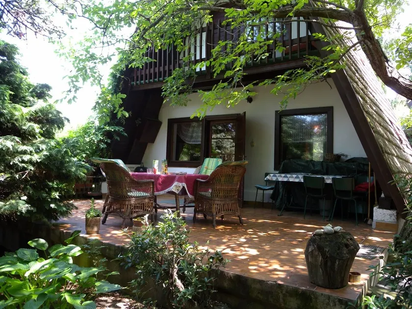 Holiday home Retro atmosphere, terrace with old trees - Image 1