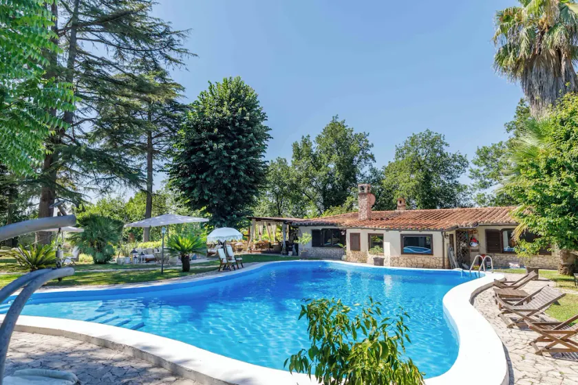 Private Boutique Villa in Rome – Pool, Jacuzzi & Garden, 20min to City - Image 1