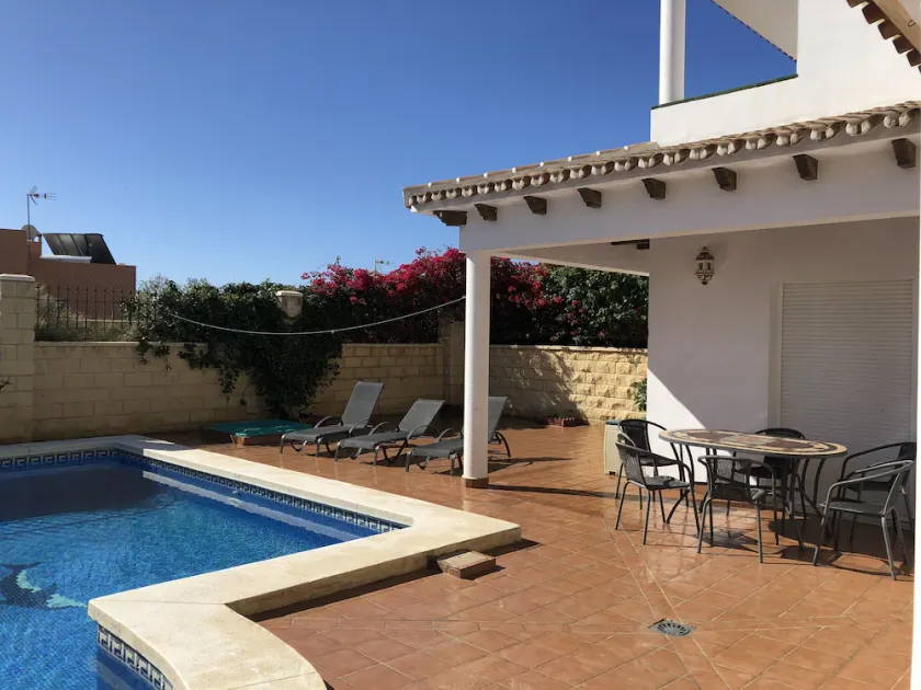 3-sengs familievilla med privat pool 6 sovepladser. 15 min. Gåtur til byen og stranden - Image 1