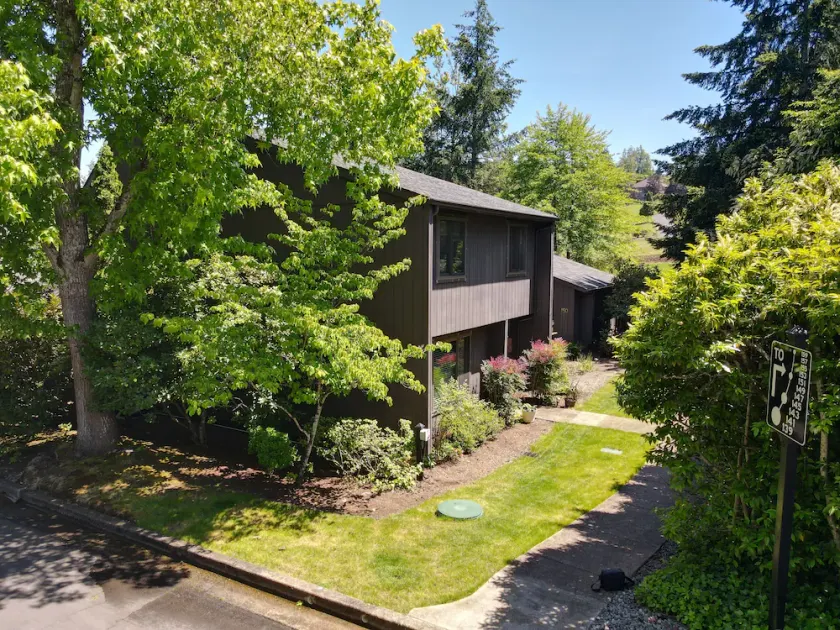 Elegant Townhome, park-like setting. Local event transportation provided. - Image 1