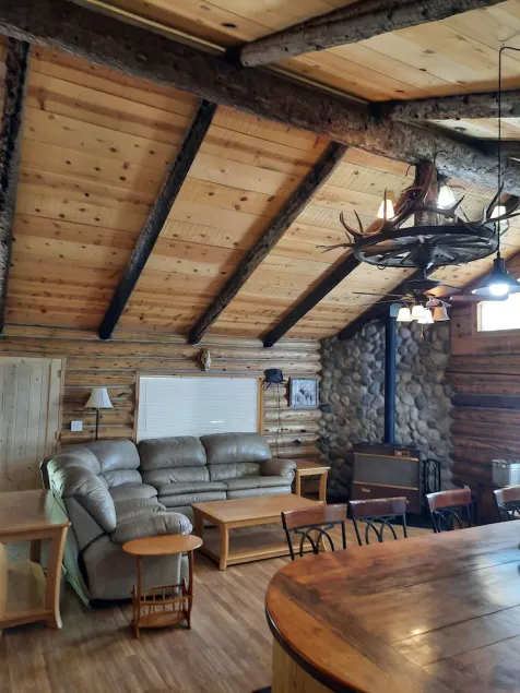 Handgefertigte Blockhütte, nur wenige Minuten von Ihrem Outdoor-Abenteuer entfernt - Image 1