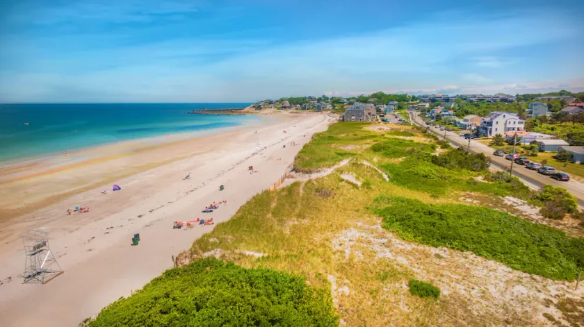 Fantastisk udsigt over stranden fra over klitterne på White Horse Beach - Image 1