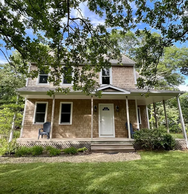 Charming Family Home in the Heart of Martha's Vineyard - Image 1