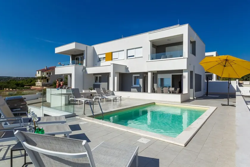 Private Deluxe Villa with Pool for 24 - Image 1
