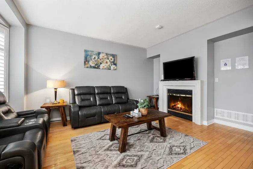 Amazing Spacious house in heart of Richmond hill - Image 1