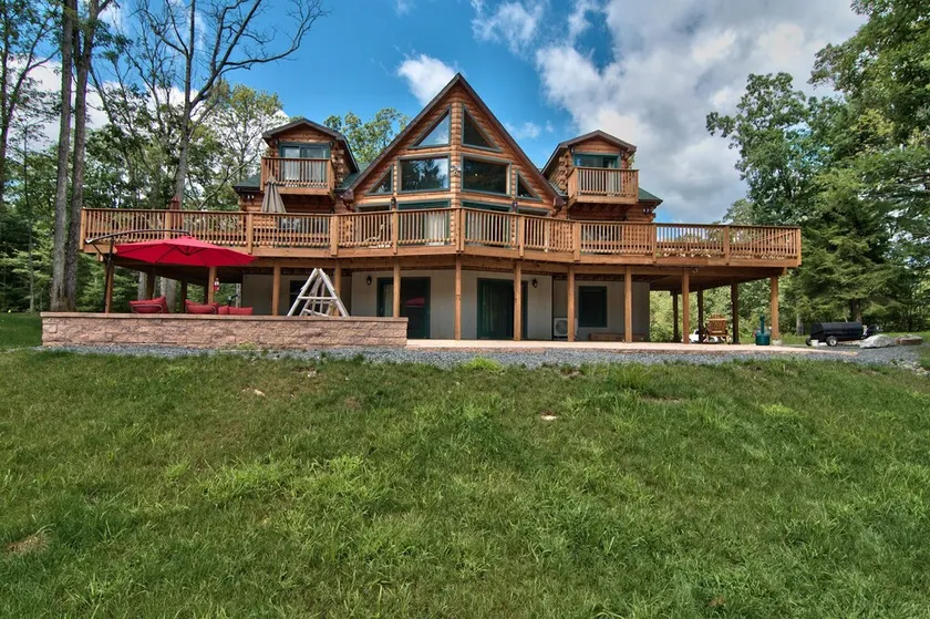 10BR 6BA, SLPS 28 50 ACRES BSK CT Putting Green Hot Tub Pool Table Tesla EV CHGR - Image 1