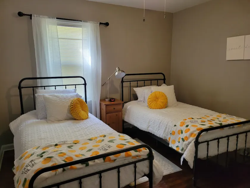 Clean, quiet and perfectly located in the city.  Near downtown. - Image 1
