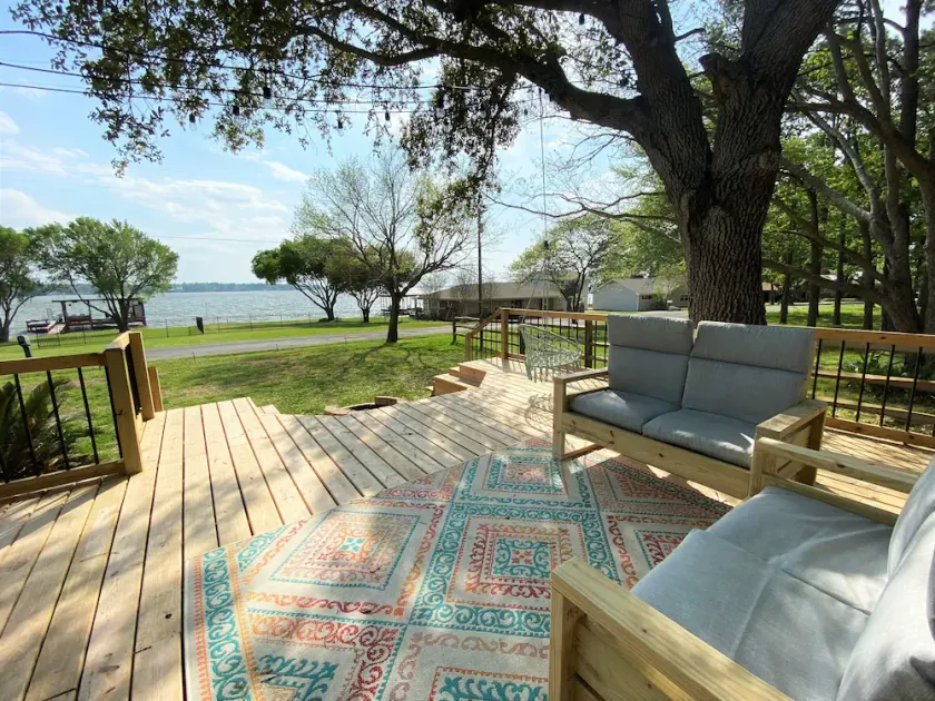 AMAZING Lake Views - Modern Luxury, Pet-friendly, Cowboy Pool, 2 King Beds! - Image 1