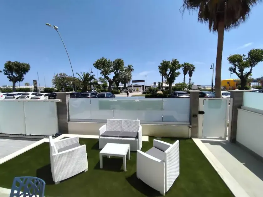 SAILING SUITE APARTMENT WITH BEACHFRONT GARDEN - Image 1