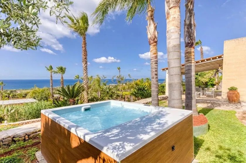 Villa proche de la plage avec jacuzzi et vue mer - Image 1