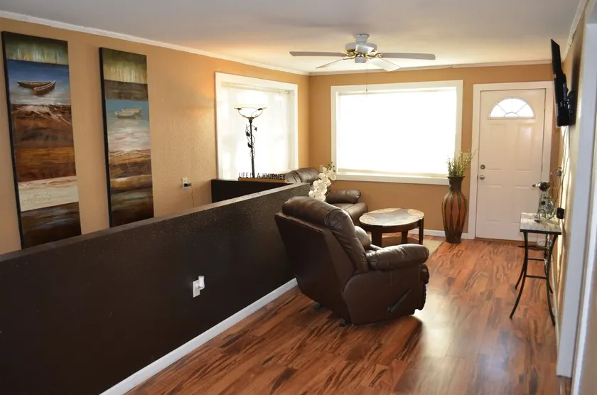 Quiet home in the heart of town, close to Airport and Interstate - Image 1