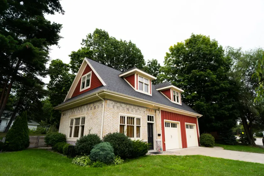 Pristine Two bedroom getaway near Lake Express Ferry & Lake Michigan - Image 1