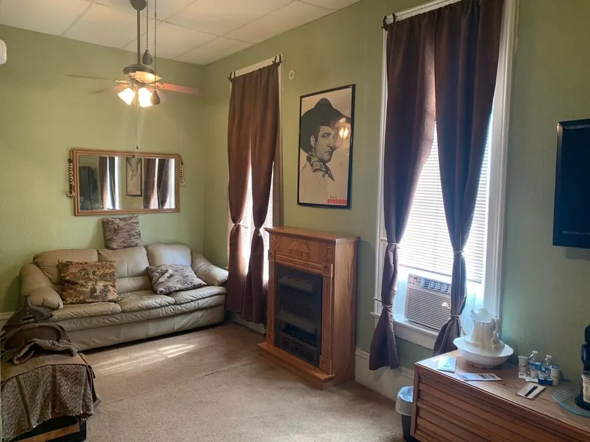 Historic Commercial Hotel(Est. 1868)Tom Mix Suite - Image 1