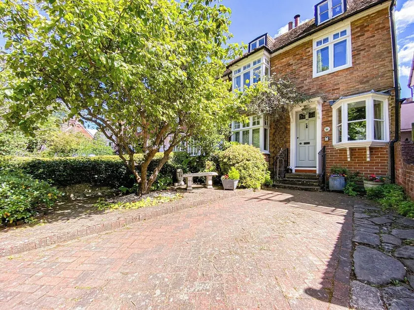 3 bedroom accommodation in Tenterden - Image 1