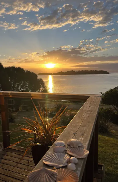 Beachcomber-Bruny Island Water Front Views - Image 1