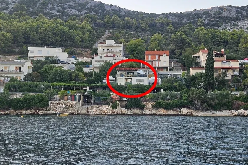 Apartamento de una habitación en la playa Seget Vranjica, Trogir (A-7508-a) - Image 1