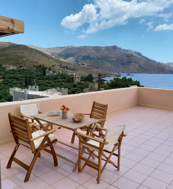Calliope traditional retreat next to the sea - Image 1