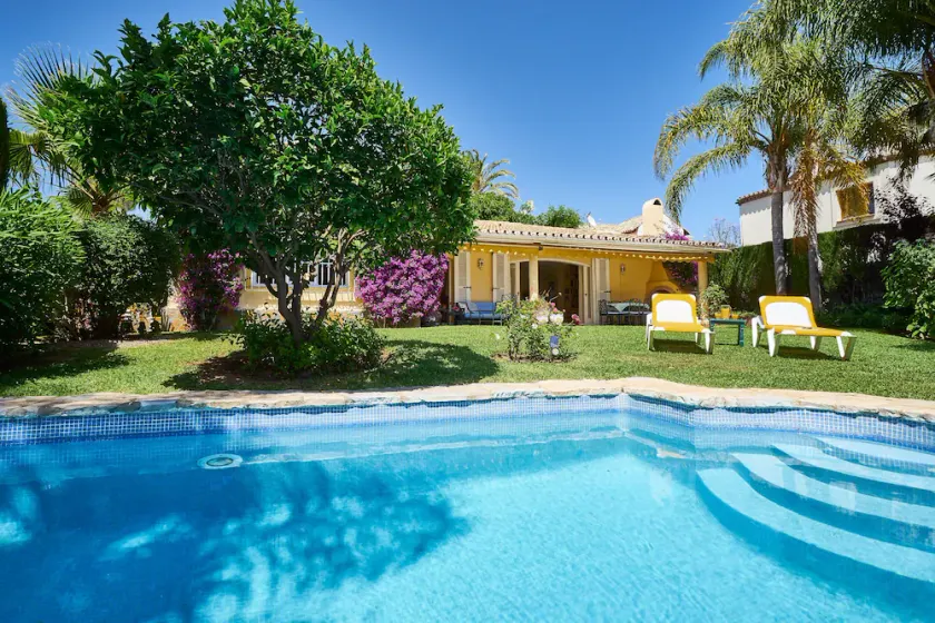 Villa u. Além da casa, localização privilegiada, priv. Jardim + piscina, nível do solo, 1 km da cidade u. praia - Image 1