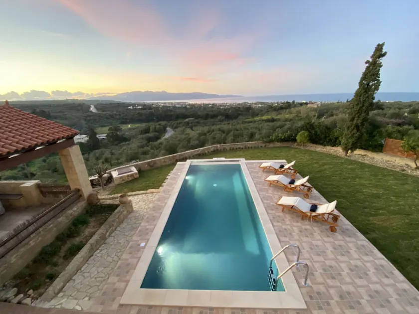 Panoramic luxury with heated infinity pool, sun deck, gym, bbq patio and garden - Image 1