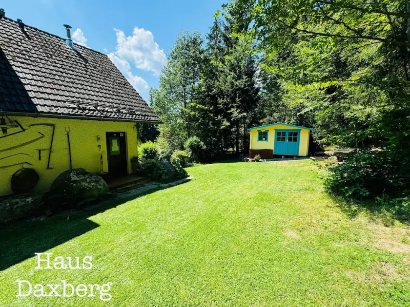 Haus-Daxberg-idyllisch-gelegen-im-Bayerischen-Wald-Ferienwohnung-mit-Zimmer-Kueche-Bad - Image 1