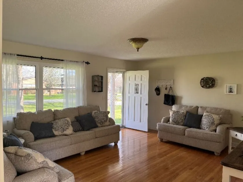 Beautiful Single Family 3 bedroom Home - Image 1