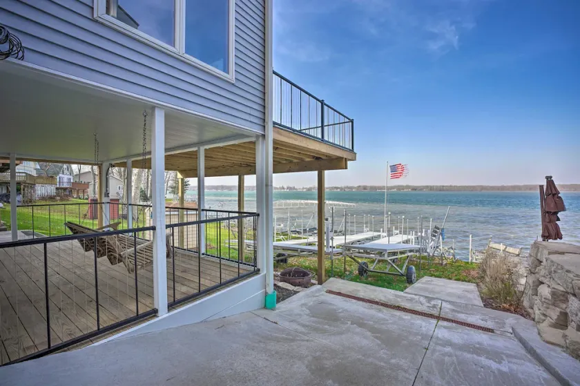 Experience serenity at our lakeside retreat - Image 1