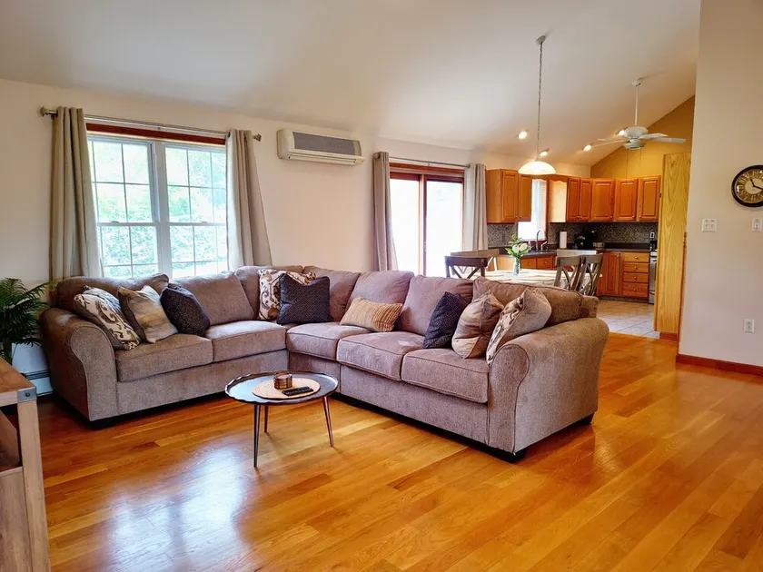 Stylish Getaway: Owners Suite, Game Room, Mountain Views, Close to Attractions - Image 1