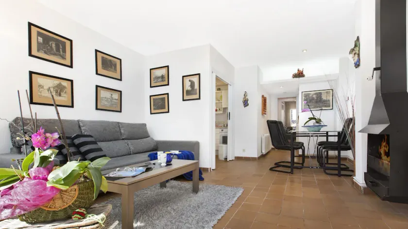 1SAB 01 - Cosy 2 bedroom apartment located just 100m from the lovely beach of Llafranc - Image 1