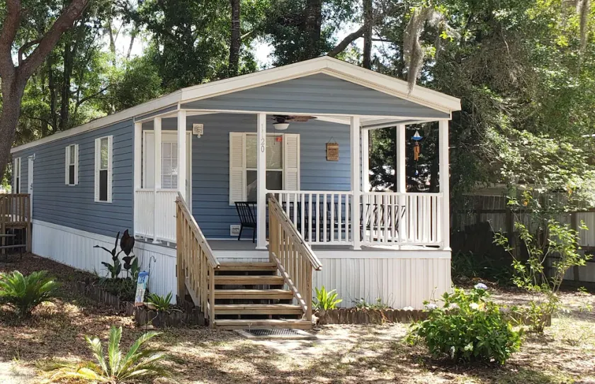 Cottage located in a local fish camp with boat parking. - Image 1