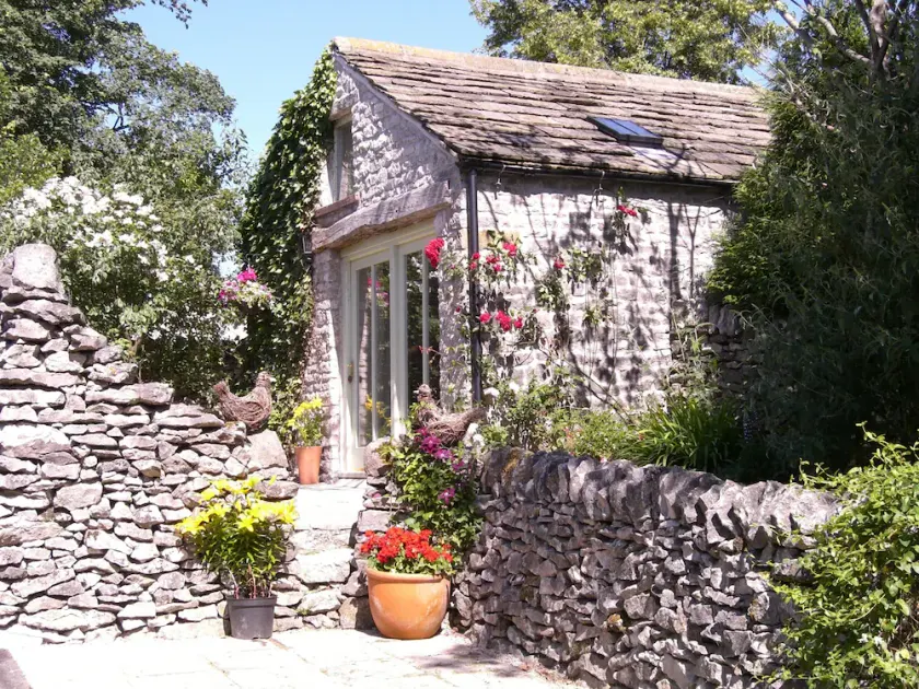 Stylish cottage for 2 guests, pet friendly, dining pub nearby, Chatsworth 10m. - Image 1