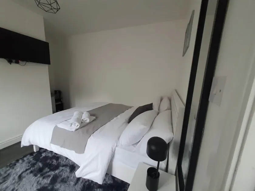 Private Room Sleeps 2 with Ensuite & Parking - Image 1
