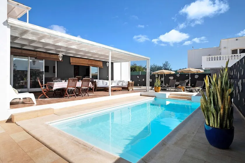 Luftkonditionerad villa med lyxig pool och uteplats nära golfbanan - Image 1