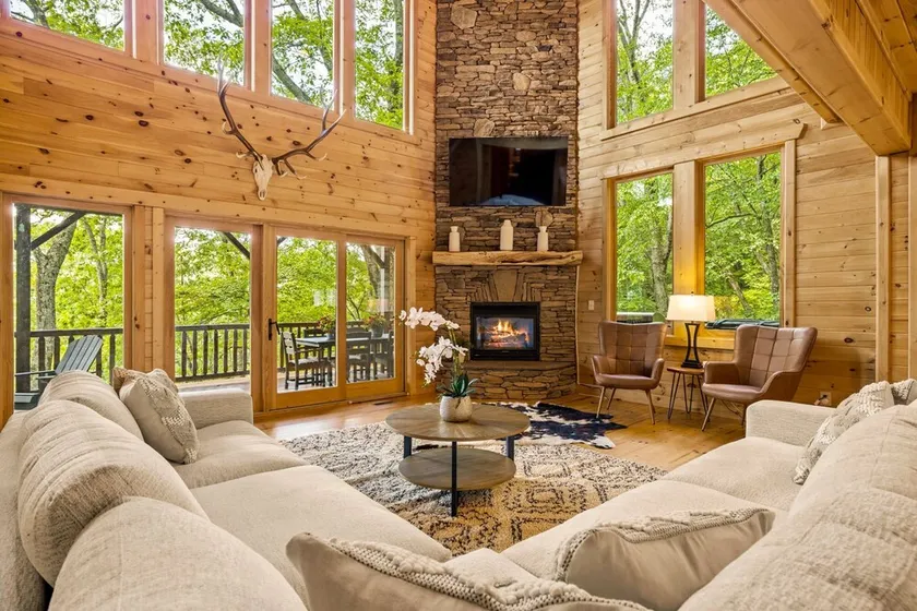 Eagle Nest Lodge Hot Tubs & Mountain Views - Image 1
