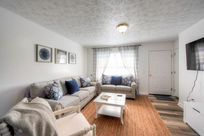 Close to VT - 4Bdrm, Sleeps 10 - Image 1