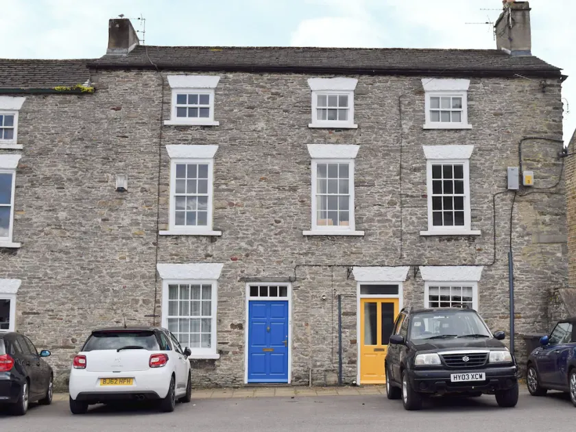2 bedroom accommodation in Leyburn - Image 1