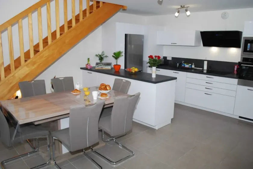 Appartement T3 Avec Terrasse et Accès Direct à la Plage - Image 1