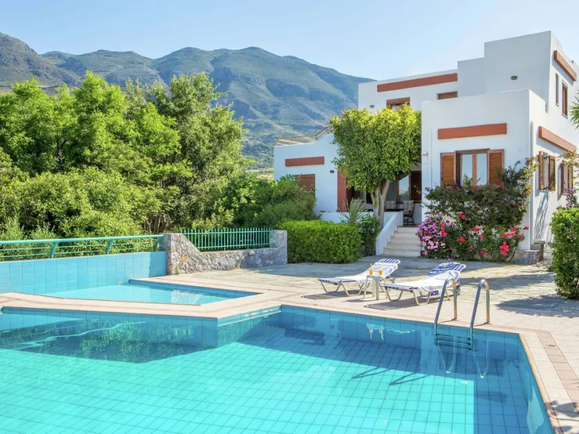 Villa with a pool in Lefkogia - Image 1