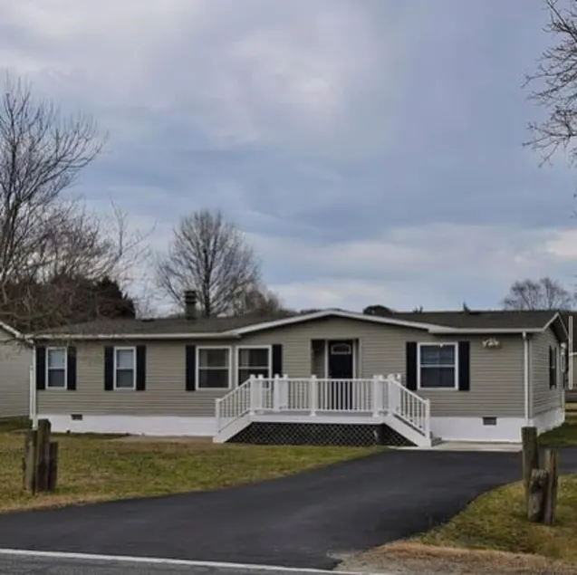 Close to the Beaches and Shopping  - Image 1