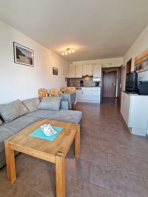 Family apartment with sweeping views of the old town across the inland lake - Image 1