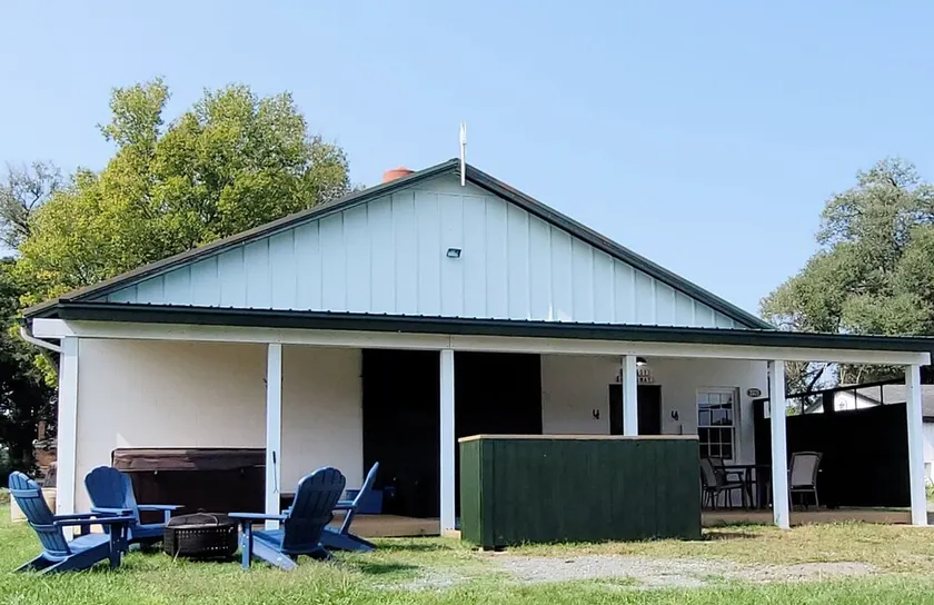 Cowboy hide-a-way cottage with hot tub on historic farm close to everything - Image 1