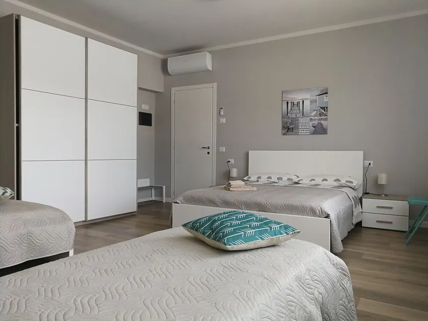 APARTAMENTO COM VARANDA E JARDIM PRIVADO EM UM VILLA DE DUAS FAMÍLIAS - Image 1