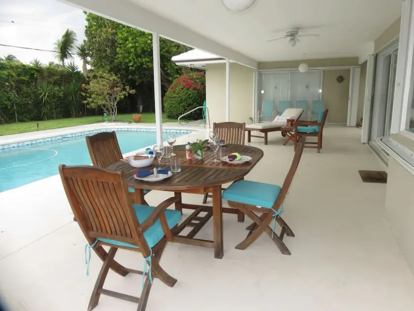 Villa spacieuse avec piscine privée, vue sur l'eau et à pied de la plage - Image 1
