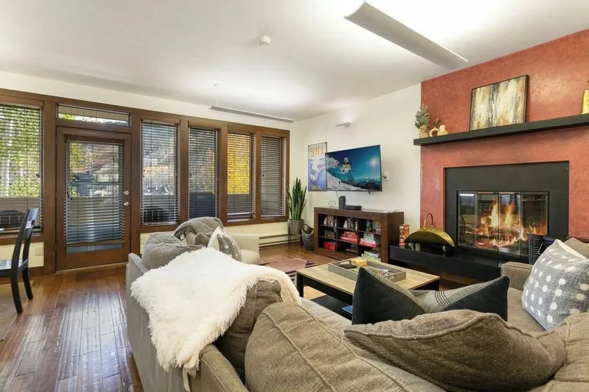 Charming Condo, Slope Views, Pool & Hot Tub, Walk to Lifts - Image 1