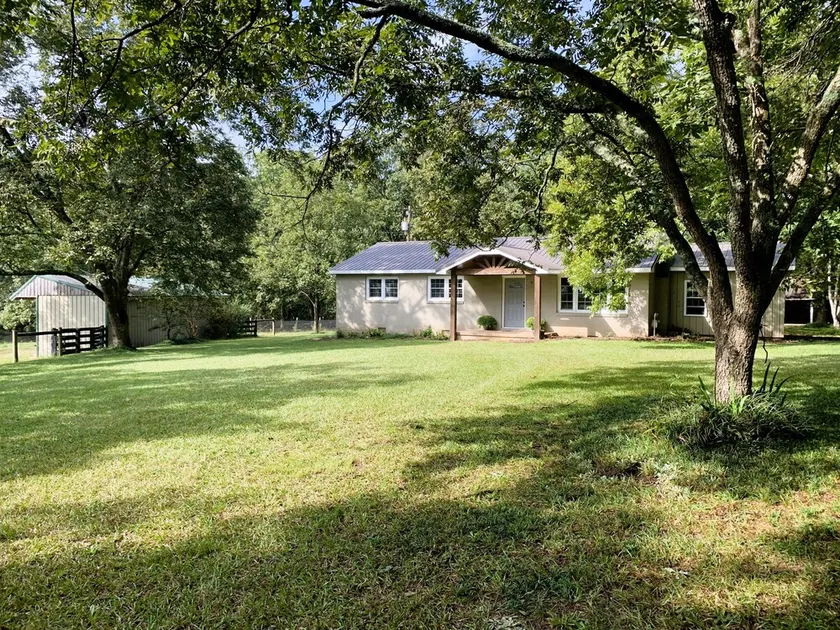 SC Farmstead Cottage with modern amenities, farm views, and equine visitors - Image 1