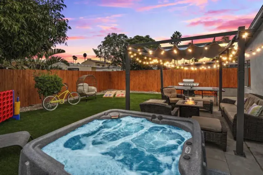 Calypso Breeze, Hot Tub, Fire Pit, Games, 2 King Bed, 1 Minute Walk to the Beach - Image 1