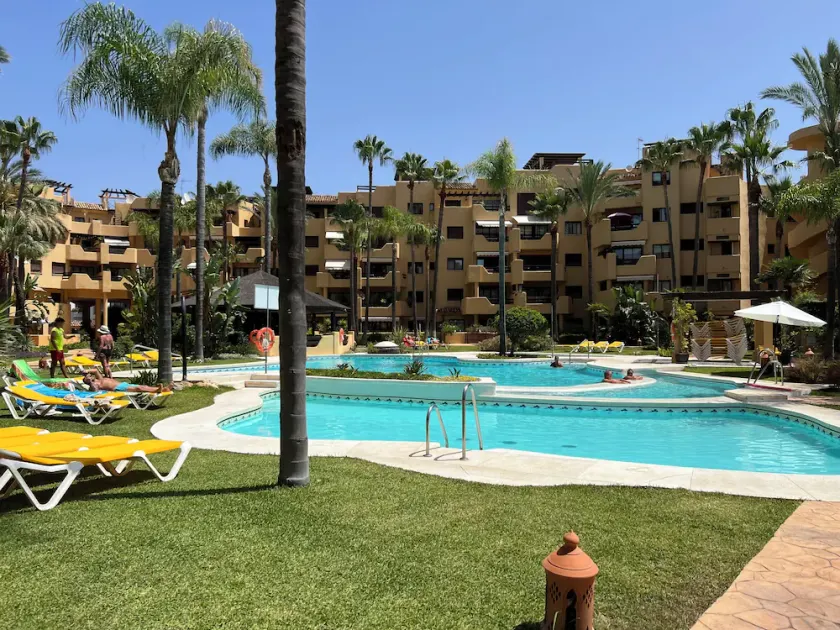 Appartement de luxe en bord de mer avec bain à remous - 3 terrasses ensoleillées, wifi et barbecue à gaz - Image 1