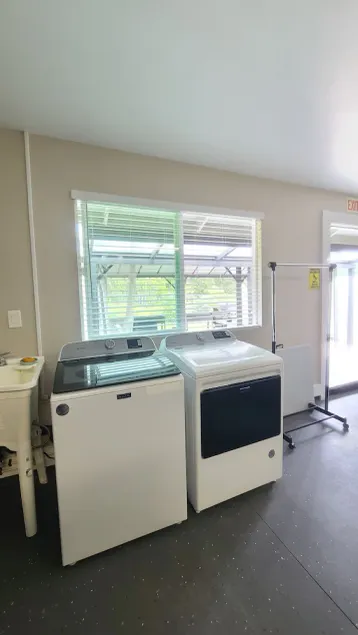 Air Conditioned Studio King Bed Free Laundry - Image 1